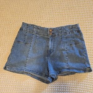Star Pocket Denim Shorts